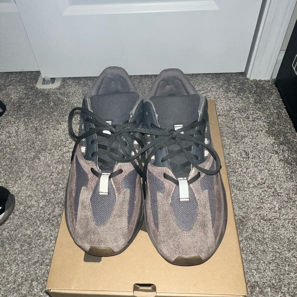 YEEZY 700 Mauve